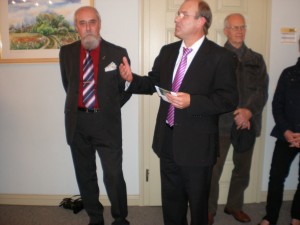Der Bürgermeister eröffnet die Ausstellung